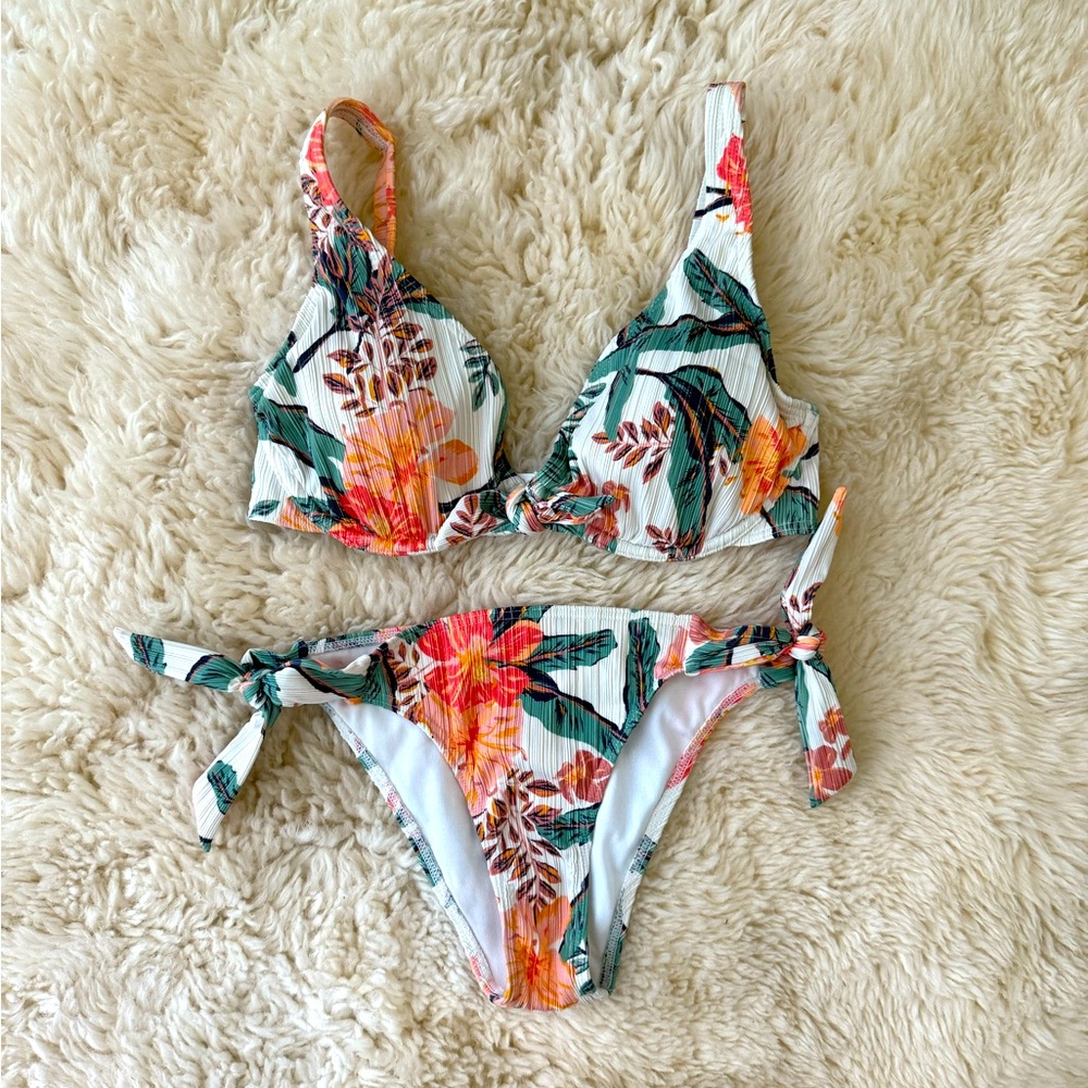 Roxy Bikini - Top M, bottom S. Worn once.